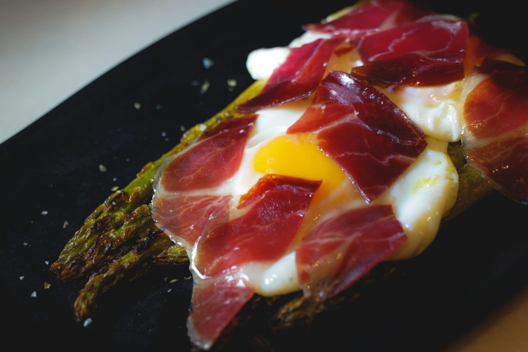 Revuelto de espárragos, huevos y jamón Granada